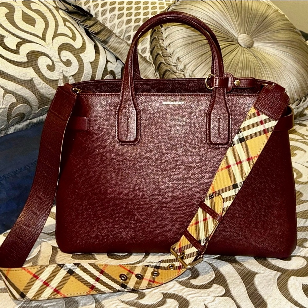 BURBERRY MEDIUM BANNER IN MAHOGANY RED, EUC